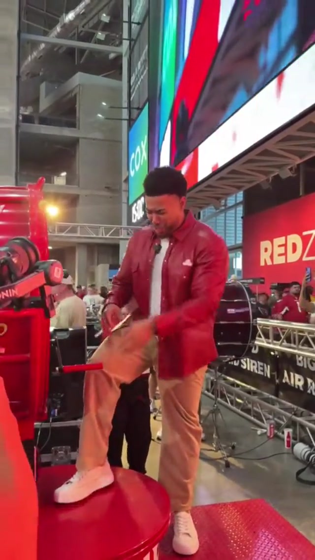 Siren cranking...in khakis 🗣️🚨 @Jake from State Farm 
#azcardinals #nfl #jakefromstatefarm