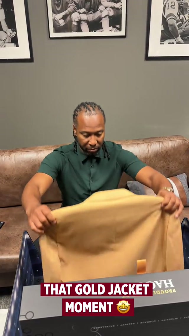 A moment made for a Legend #halloffame #larryfitzgareld @Pro Football Hall of Fame 