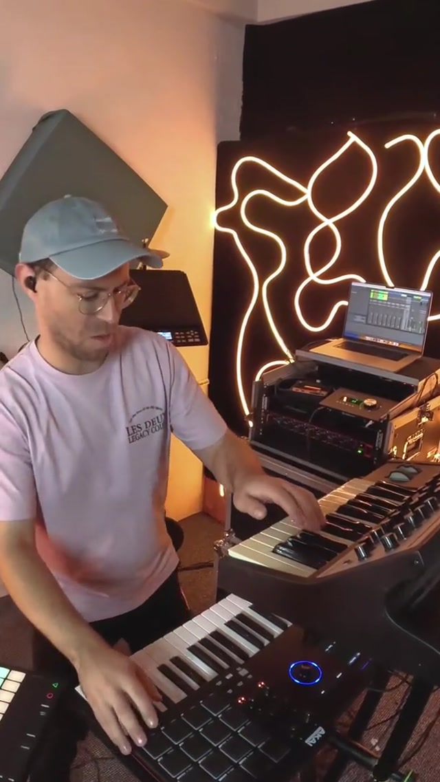 White Bengal: Look good 🪞 feel good 💪🏼 play good 🏈 #nfl #bengals #housemusic