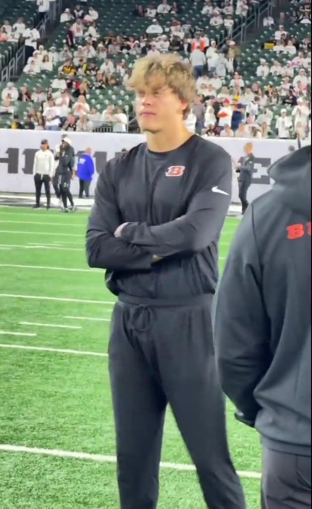 9 here to support the squad 🤍 #joeburrow #bengals #nfl #thursdaynightfootball 
