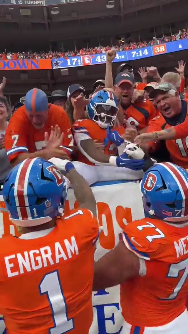 Have a day, Harvey! 🎩🎩🎩
#broncos #ucf #denver #rjharvey #crowd