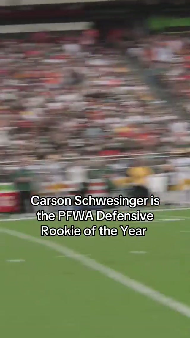 look at Schwes go 🥰 #carsonschwesinger #rookie #rookieoftheyear #roty #nflawards 