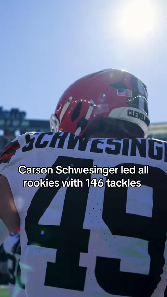 Carson also had a 6 game stretch w double digit tackles, the most consecutive of any player in the NFL #carsonschwesinger #stats #linebacker 