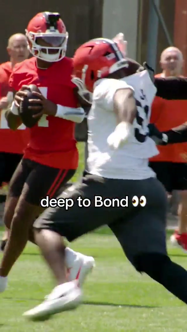 Deshaun connects with Isaiah #isaiahbond #deshaunwatson #minicamp 