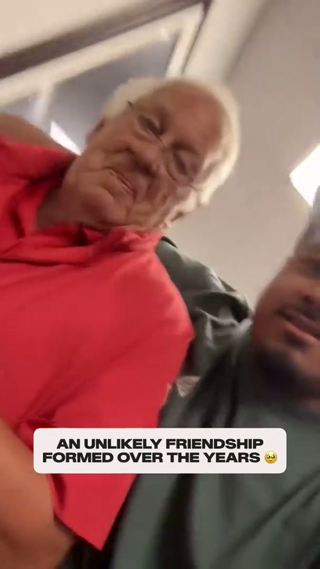 Enjoy two minutes of Coach Tom Moore's & Vita Vea's friendship ♥️

#friendship #friends #memories #buccaneers #vitavea 