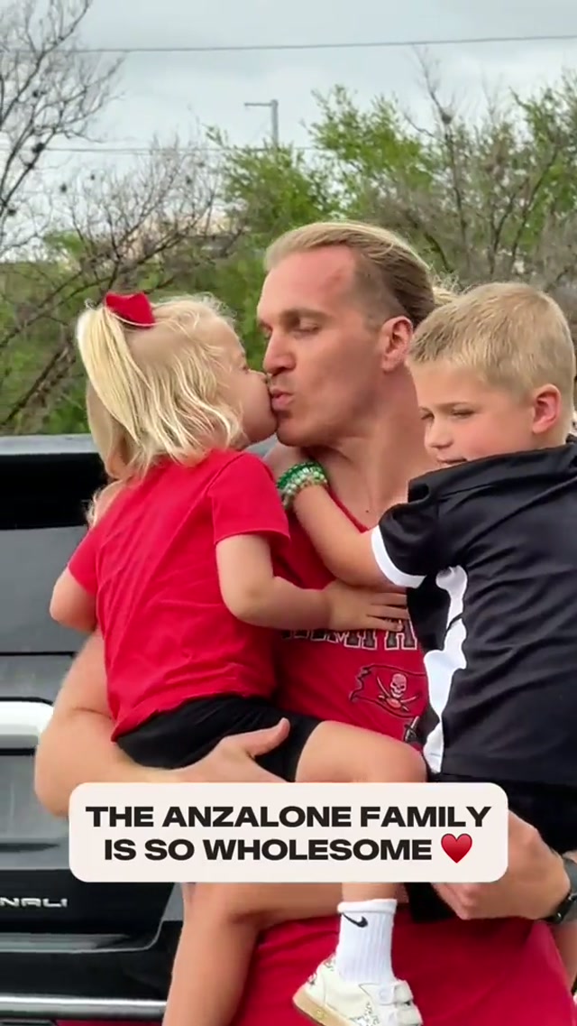 From Gainesville to Tampa Bay, the Anzalone family is back home 🌴♥️

#family #father #son #daughter #wholesome 