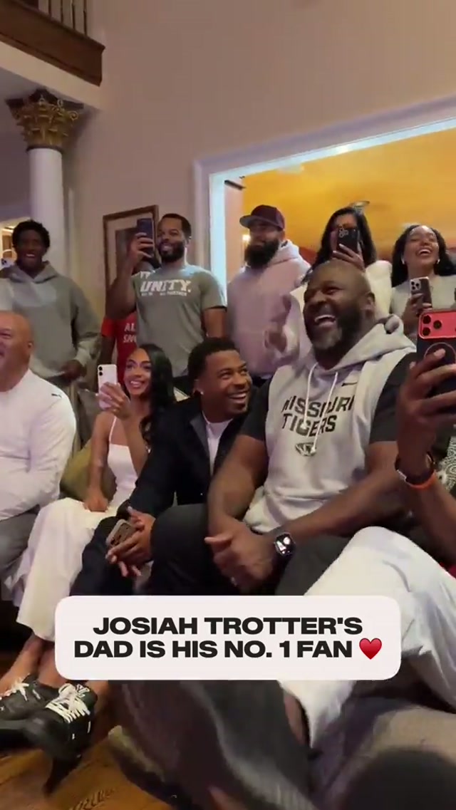Jeremiah Trotter passes the torch to his son, Josiah 🤝

#dad #father #family #reaction #nfldraft 