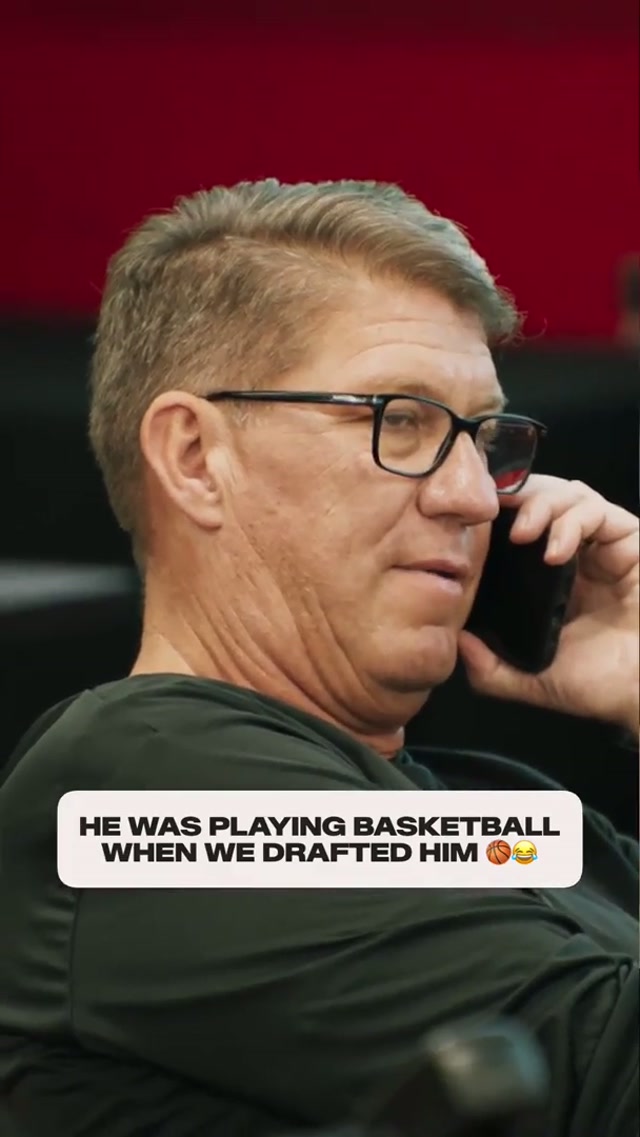 When you have the NFL Draft at 4 p.m., but a pick-up game at 4:30 p.m. 📞🏀🤣

#basketball #ballislife #buccaneers #nfl #nfldraft 