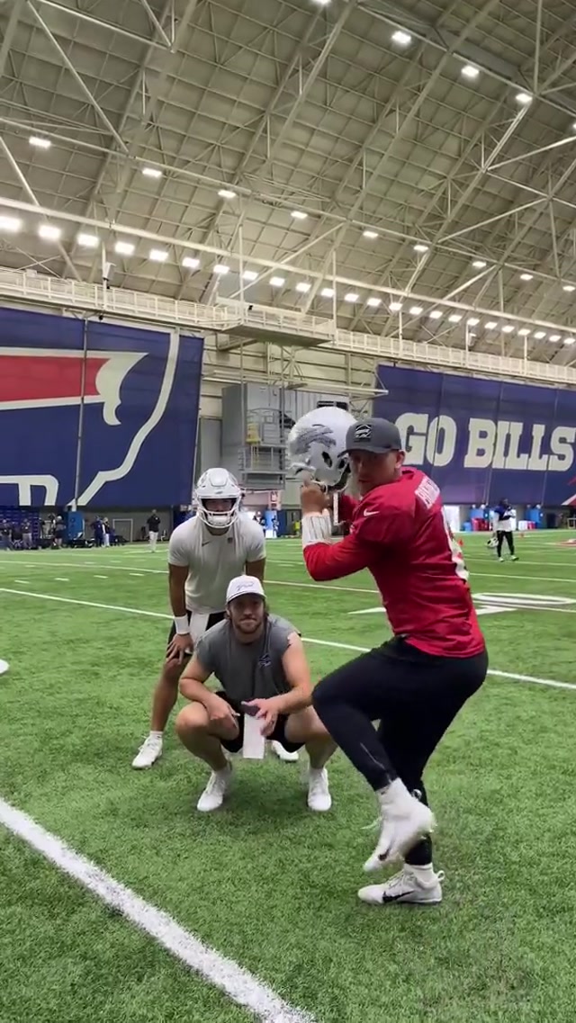 Consider this a warning to all headphone users. #billsmafia #baseball