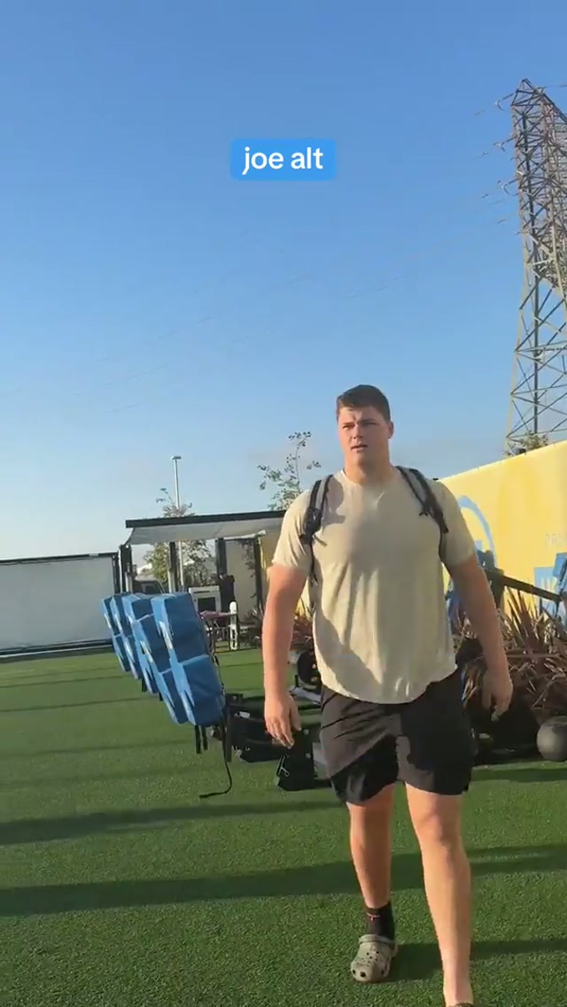 1, 2, 3 release ‘em #balloons #challenge #funny #footballtiktok #nfl  