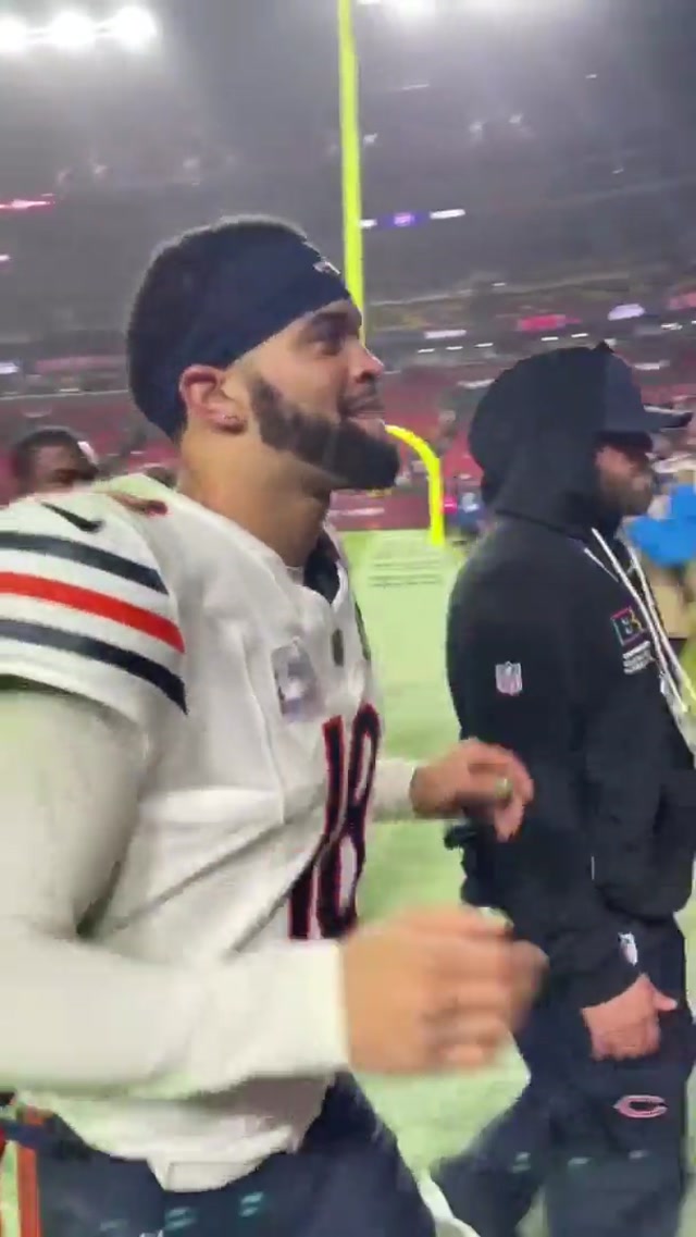 Hit โem with the shrug ๐#calebwilliams #chicagobears #win