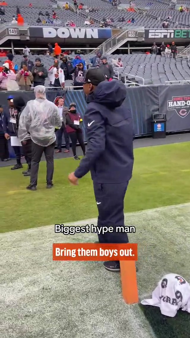 we need Coach as our hype man every day ๐ค #hypeman #chicagobears #
