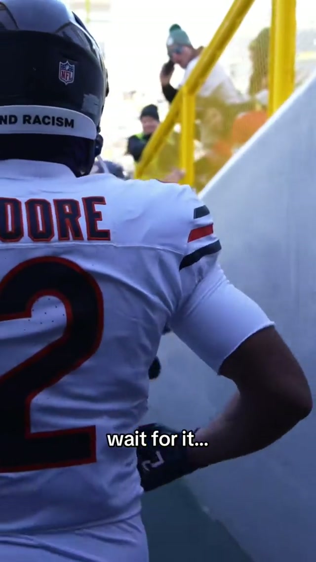 teammate love 🥹 #djmoore #romeodunze #chicagobears 