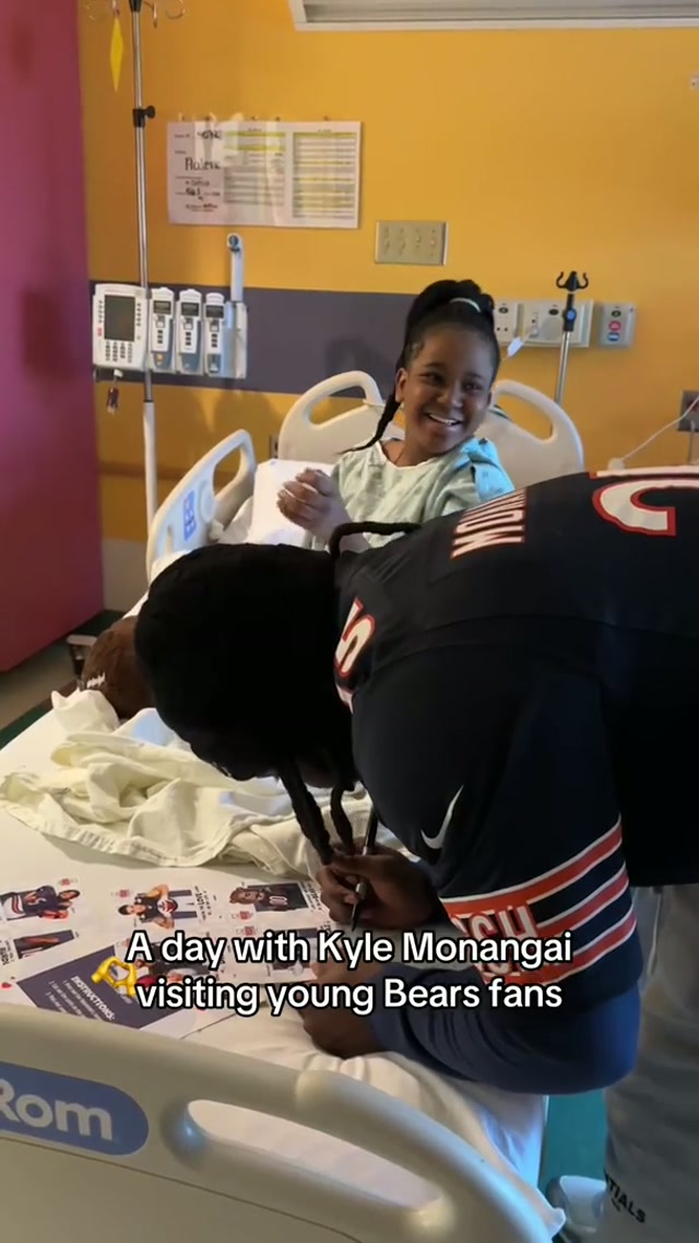 making lasting memories over here 🥹 #chicagobears #kylemonangai 