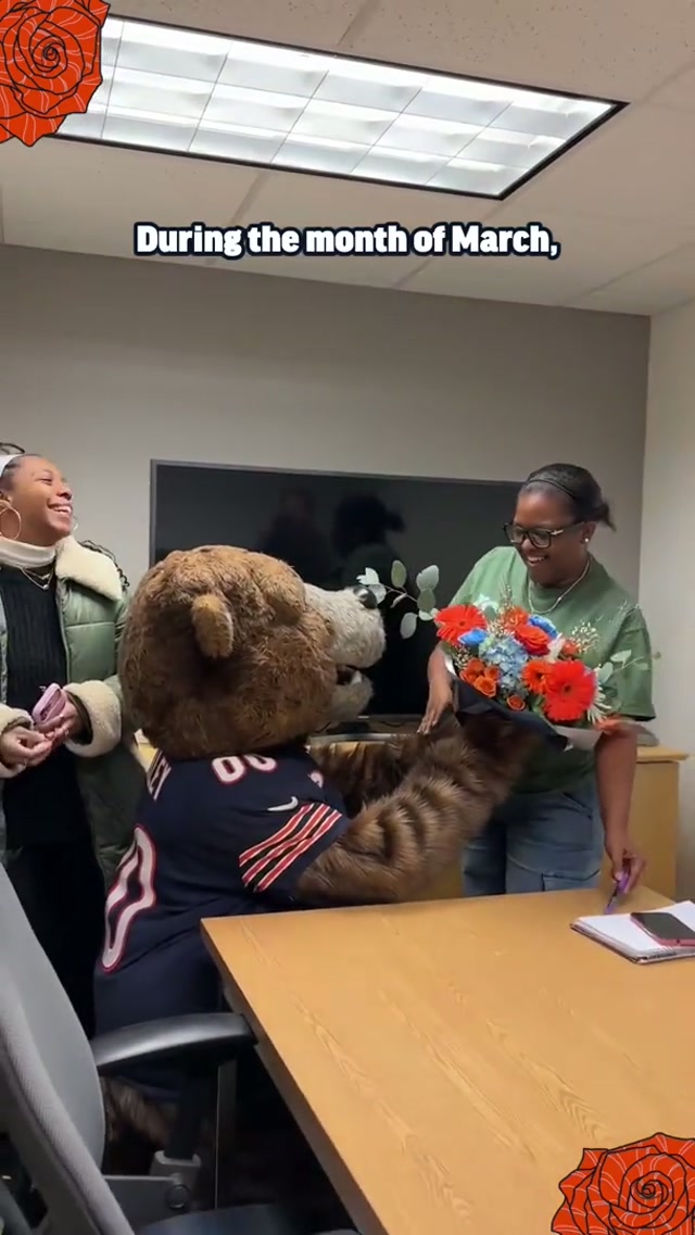 Staley’s giving flowers to women who are making a difference in Chicago 💐  #nfl #chicagobears #flowers 
