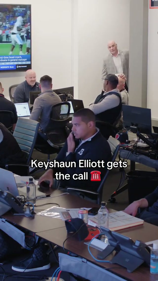 The moment that Keyshaun became a Bear 🥹 #chicagobears #nfldraft #emotional 