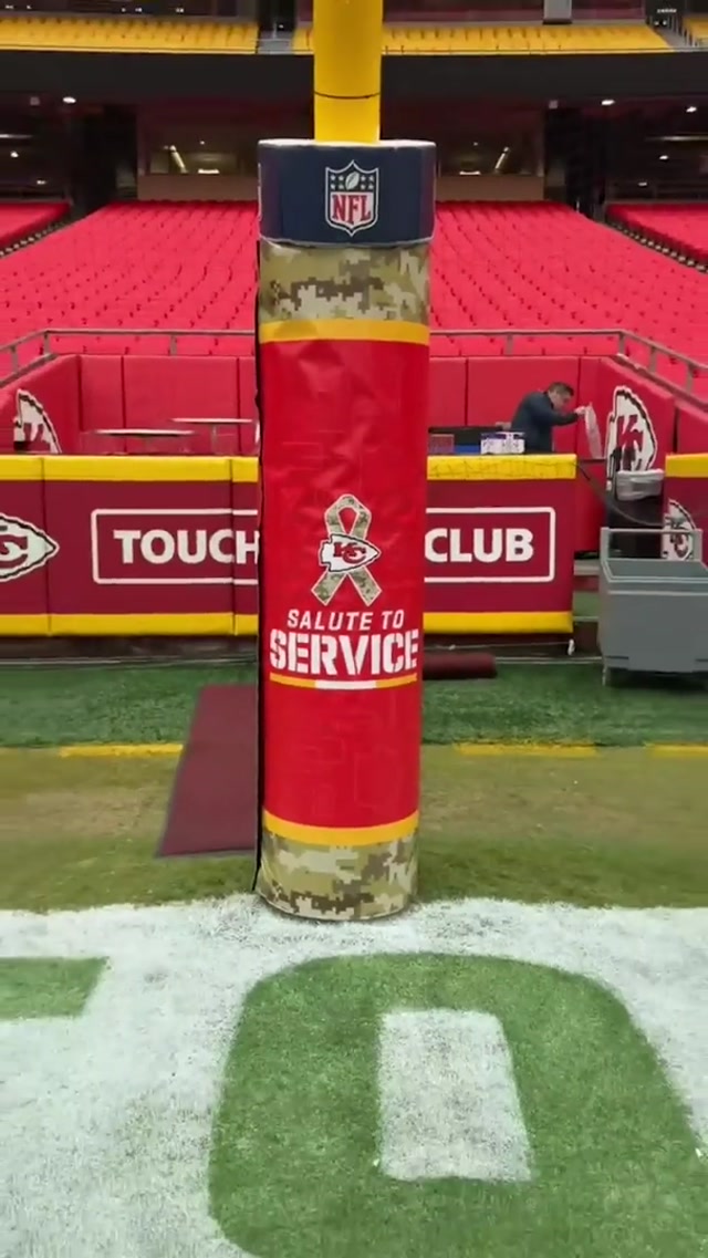 Salute to Service looks good on you, Chiefs Kingdom 🇺🇸 #chiefs #chiefskingdom #kansascity #mnf #salutetoservice 