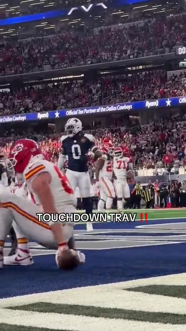 Trav doing Trav things #chiefs #chiefscowboys #traviskelce 

📺: CBS