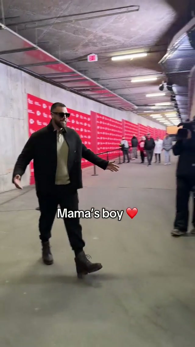 Pregame hugs with Mama Kelce 🥹❤️ #traviskelce #donnakelce #hug #wholesome 