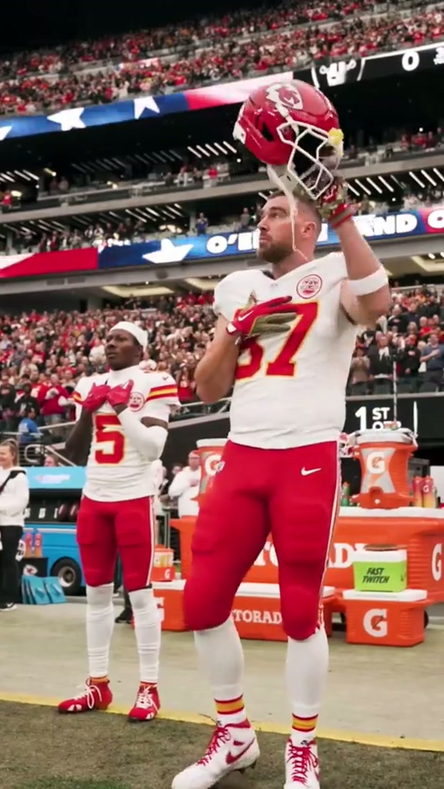 and the home of the… CHIIIIEEFFSSS ❤️ #chiefs #traviskelce #nationalanthem 