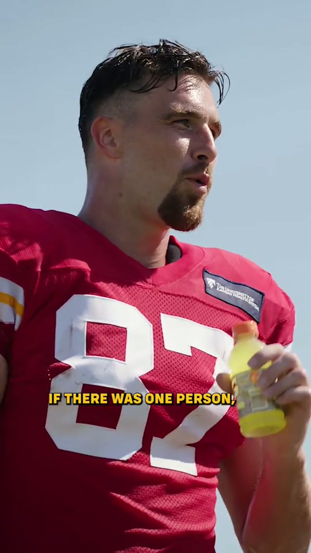 Running this thing like Eric Bieniemy’s back 🫳🎤 #chiefs #ericbieniemy #micdup #traviskelce #patrickmahomes 