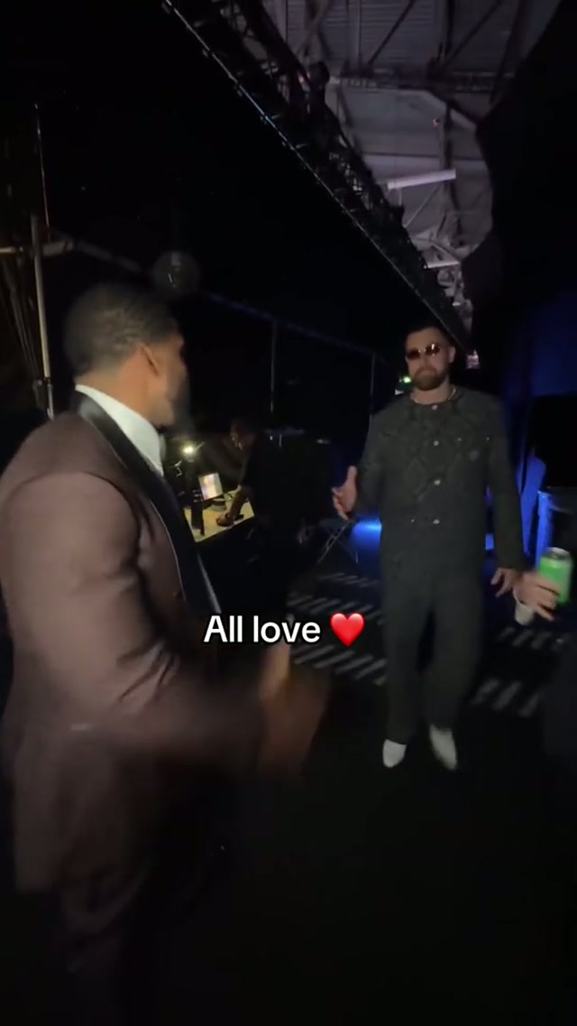 Congrats to Bobby Wagner for winning Walter Payton Man of the Year 👏 #traviskelce #wpmoy #nflhonors