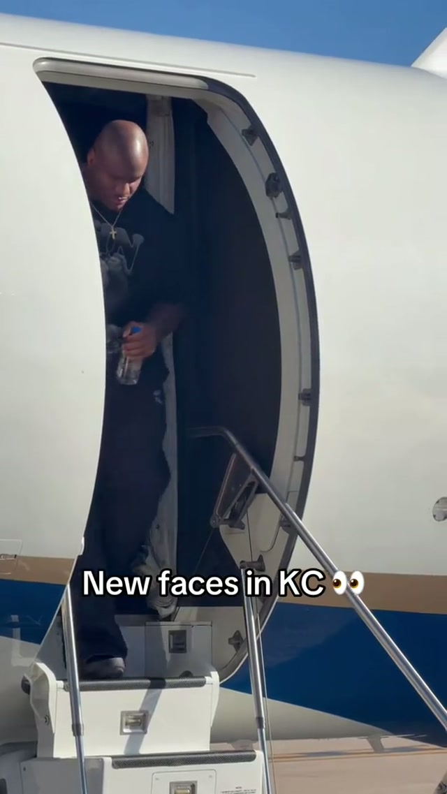 Welcome to KC @K9 @Alohi Gilman 🤝 #chiefs #kansascity #nfl #freeagency #arrival 