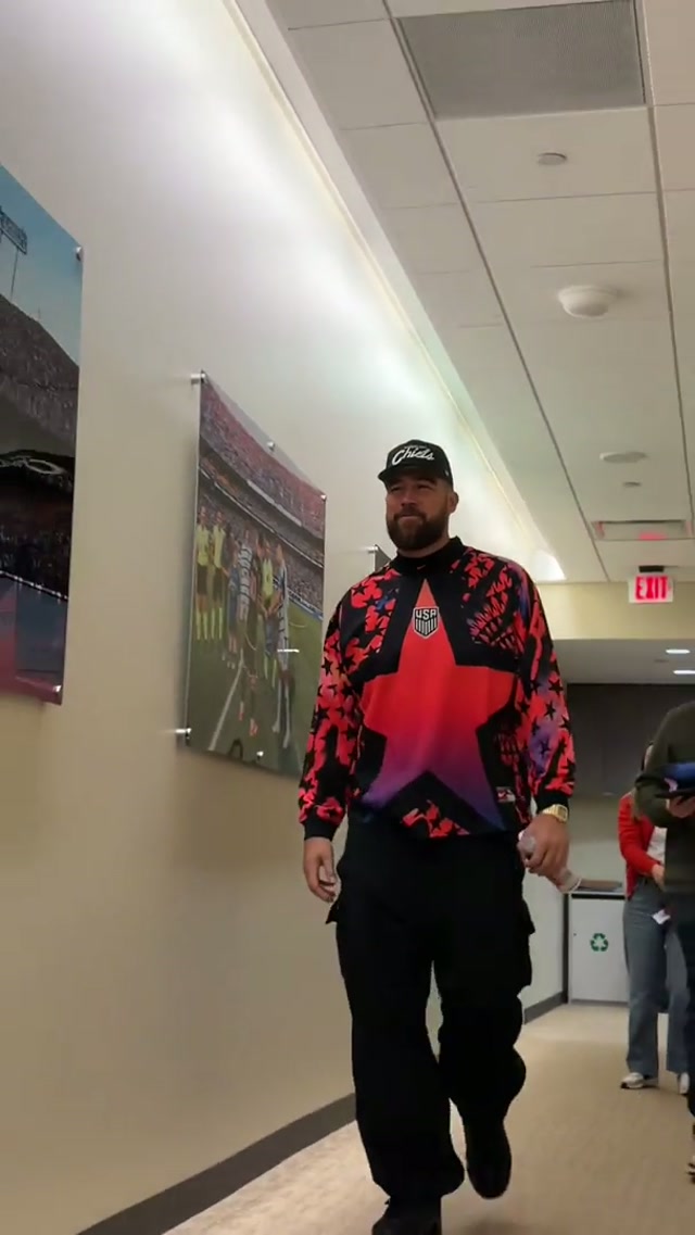 A wonderful day at 1 Arrowhead Dr. with our favorite tight end 💛❤️ @Travis Kelce #signed #year14 #nfl #traviskelce 
