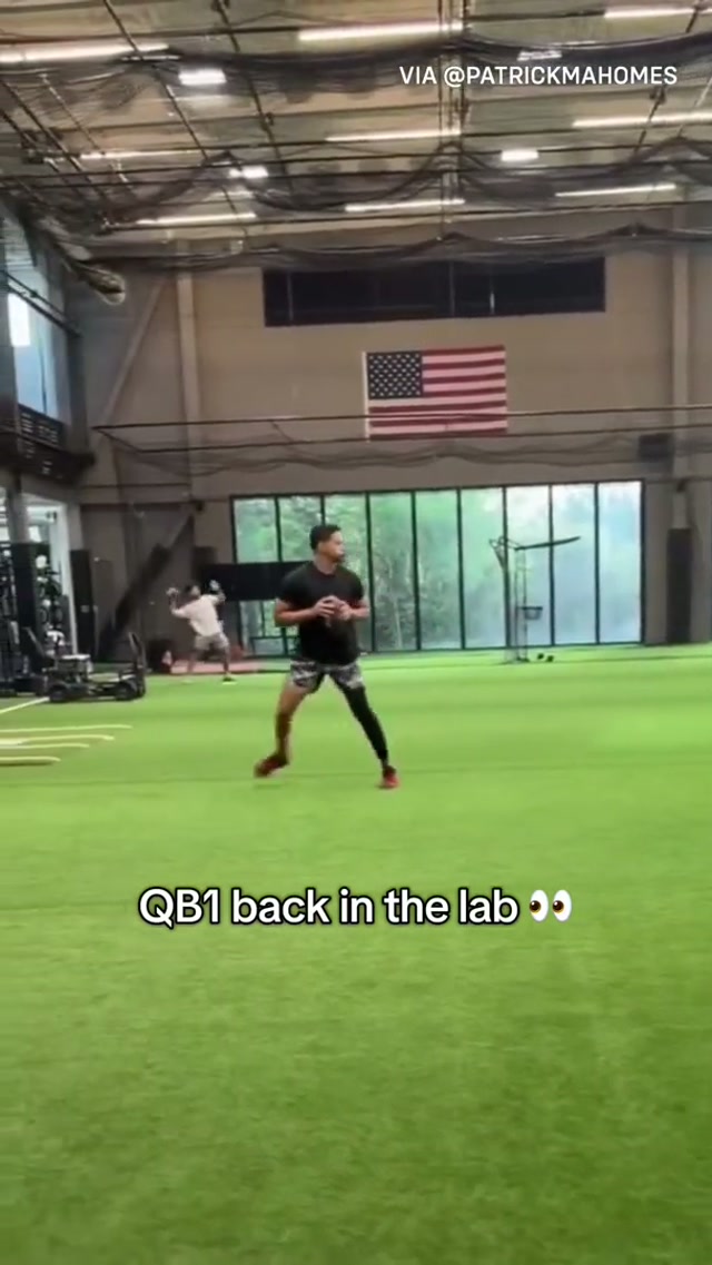 ⏰ #patrickmahomes #workout #qb #throwing