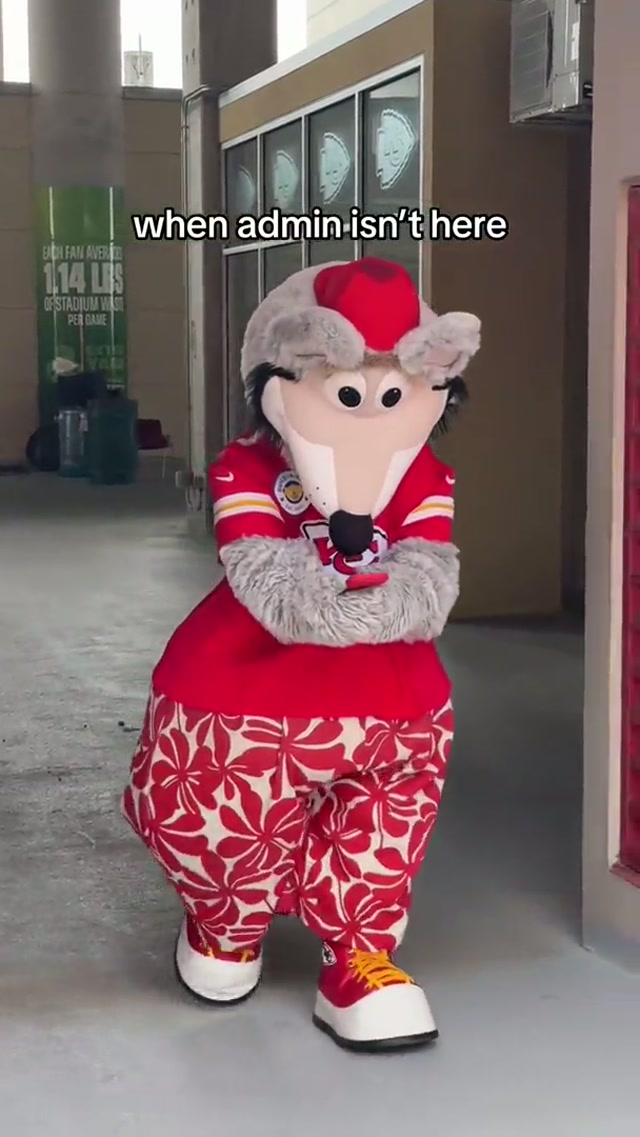 We swear he knows what he’s doing 😅 #chiefs #kansascity #kcwolf #nfl #admin 