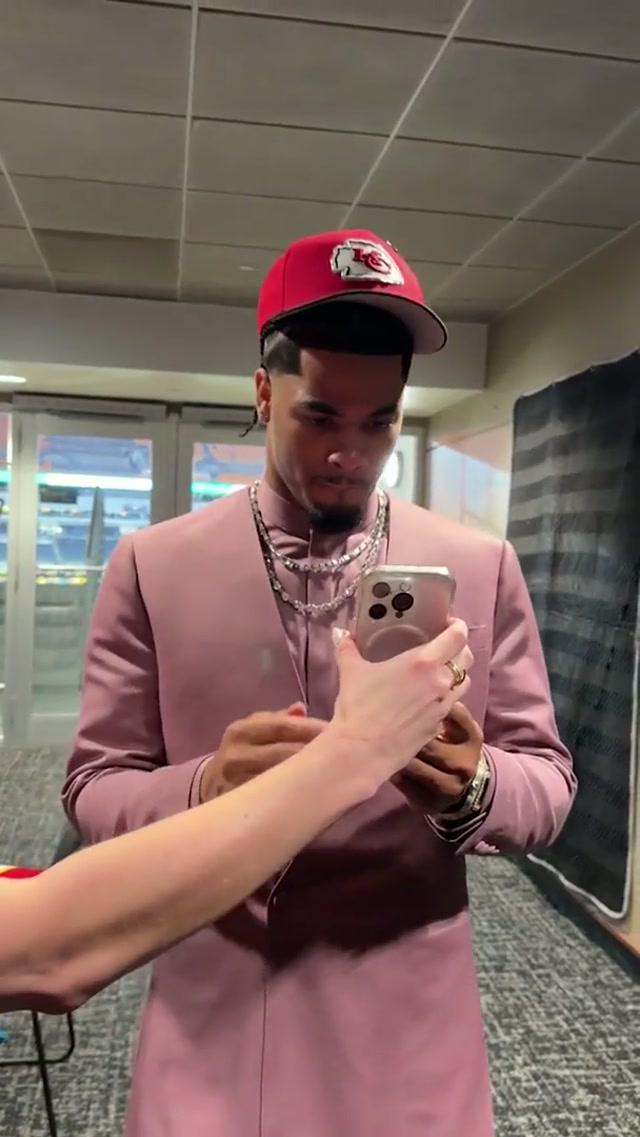 Bolt hopped on a FT with Mansoor Delane to welcome him to the Kingdom 📲 #nfldraft #facetime #chiefs @saucysoor