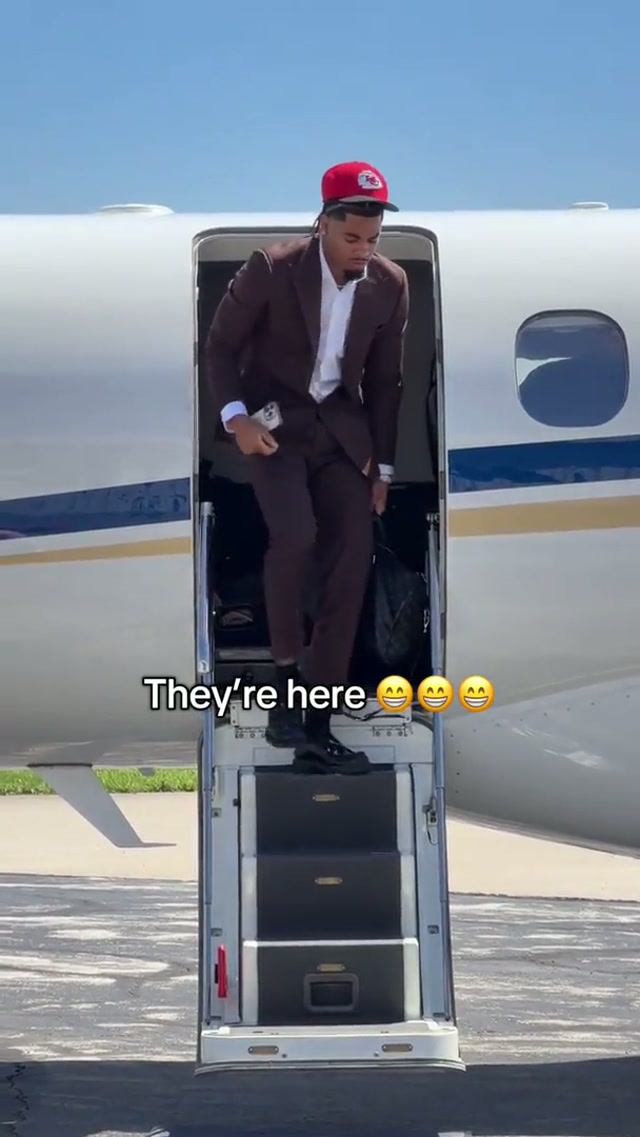 First-round picks on site 🛬 #nfldraft #kansascity #airplane 