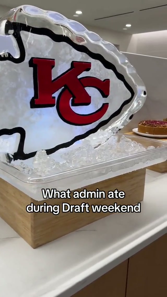 Eating good in the neighborhood 😋🤩 thank you to our amazing chefs for keeping us well fed alllll Draft long! ❤️ #nfldraft #foodie #menu #kansascitychiefs 