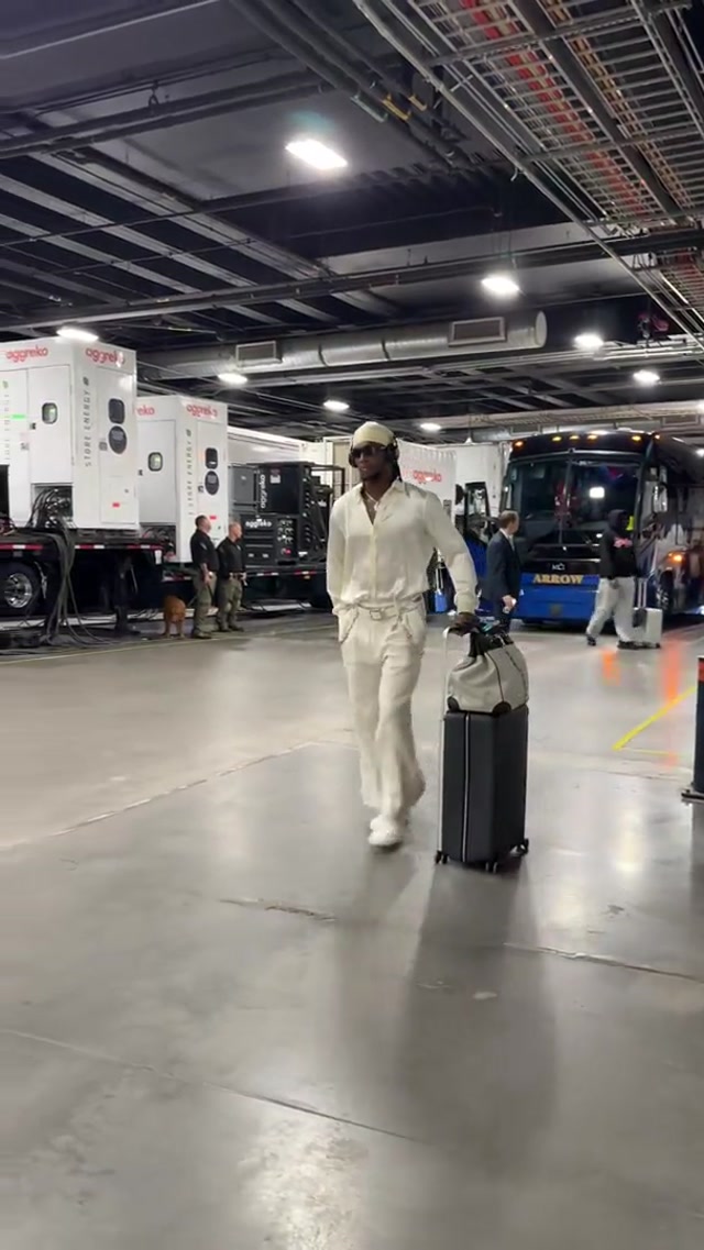 icy โ๏ธ 
#DallasCowboys #NFL #NFLGameday #fashion #CeeDeeLamb