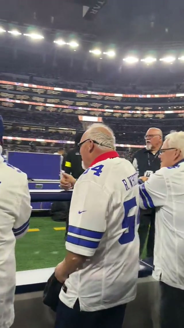 past meets present 🤝 

#DallasCowboys #NFL #DirtyDozen #throwback 