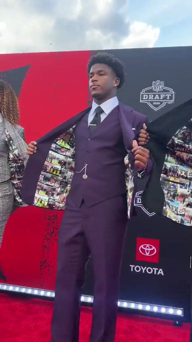 The Downs family brought the drip🧊

#dallascowboys #nfl #draft #fashion #calebdowns