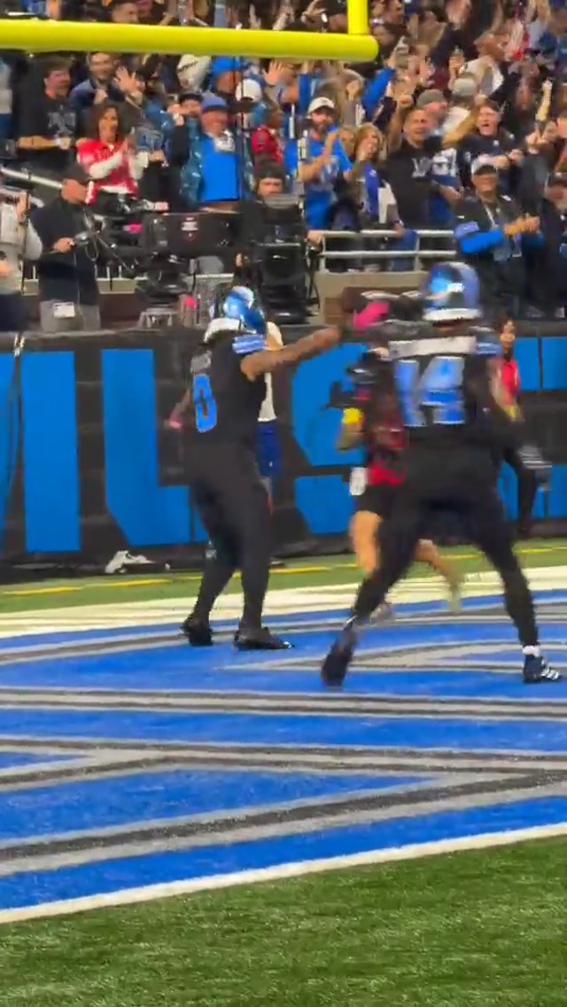 Spider-man… Superman #DetroitLions #MNF #football