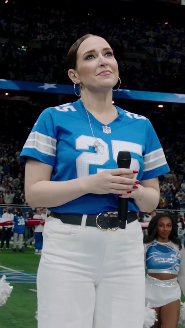 Fresh off of starring in @Hell’s Kitchen on Broadway and one of the most renowned Elphaba performers ever on Broadway, we welcomed @Jessica Vosk as our anthem performer for our Thursday night matchup! #Lions #NFL #TNF 