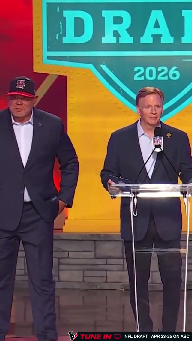Original Texan, Billy Miller, helping us announce the 3️⃣6️⃣ pick 🤘

#houston #texans #nfl #nfldraft #kaydenmcdonald