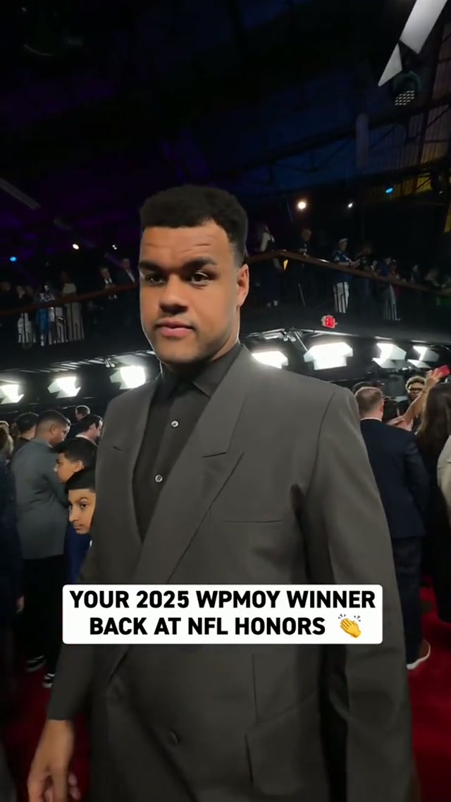 Passing the torch 🤝 #arikarmstead #nflhonors #redcarpet #nfl #wpmoy 