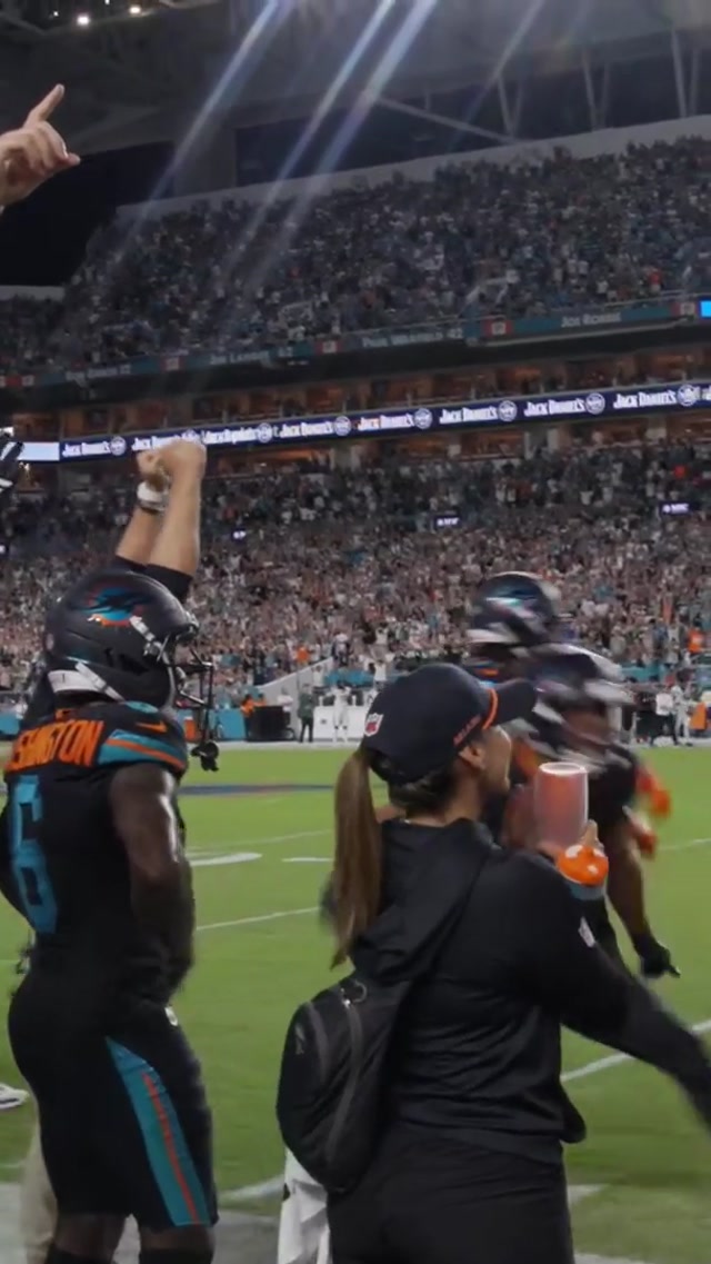 Like an action figure in the air π
β¬οΈ #nfl #miamidolphins #football