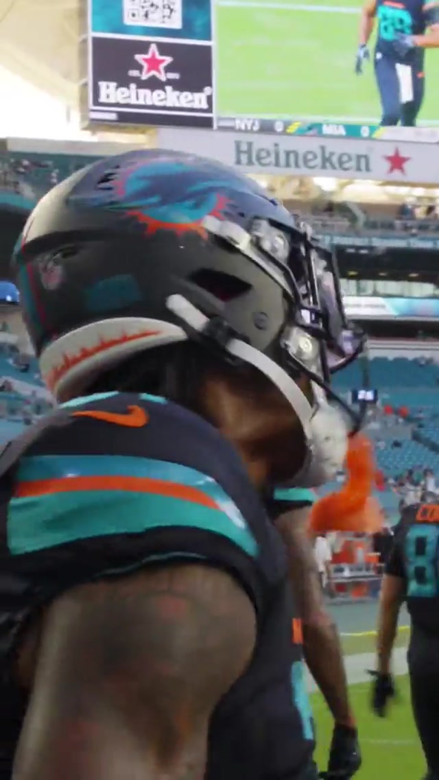 A π£οΈ battle between Ollie Gordon II & Willie Gay Jr. π€£ #funny #meme #football #miamidolphins