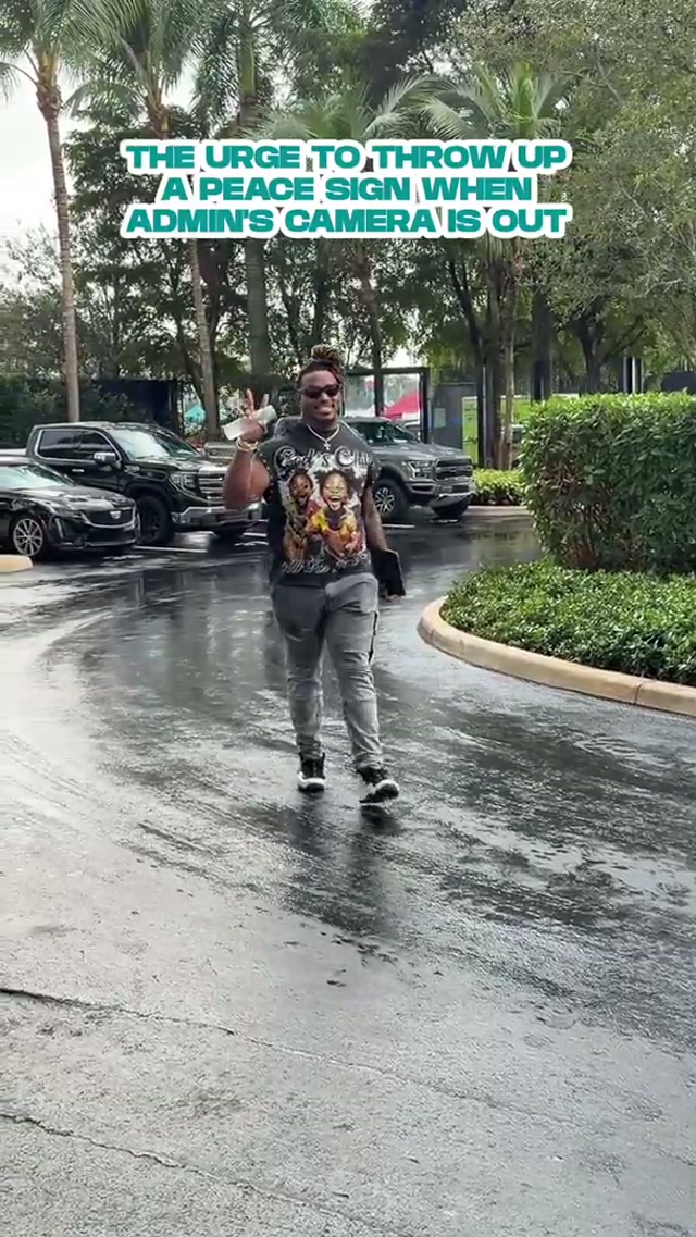 Cameras out 📸, peace signs up ✌️

#peacesign #phinsup 