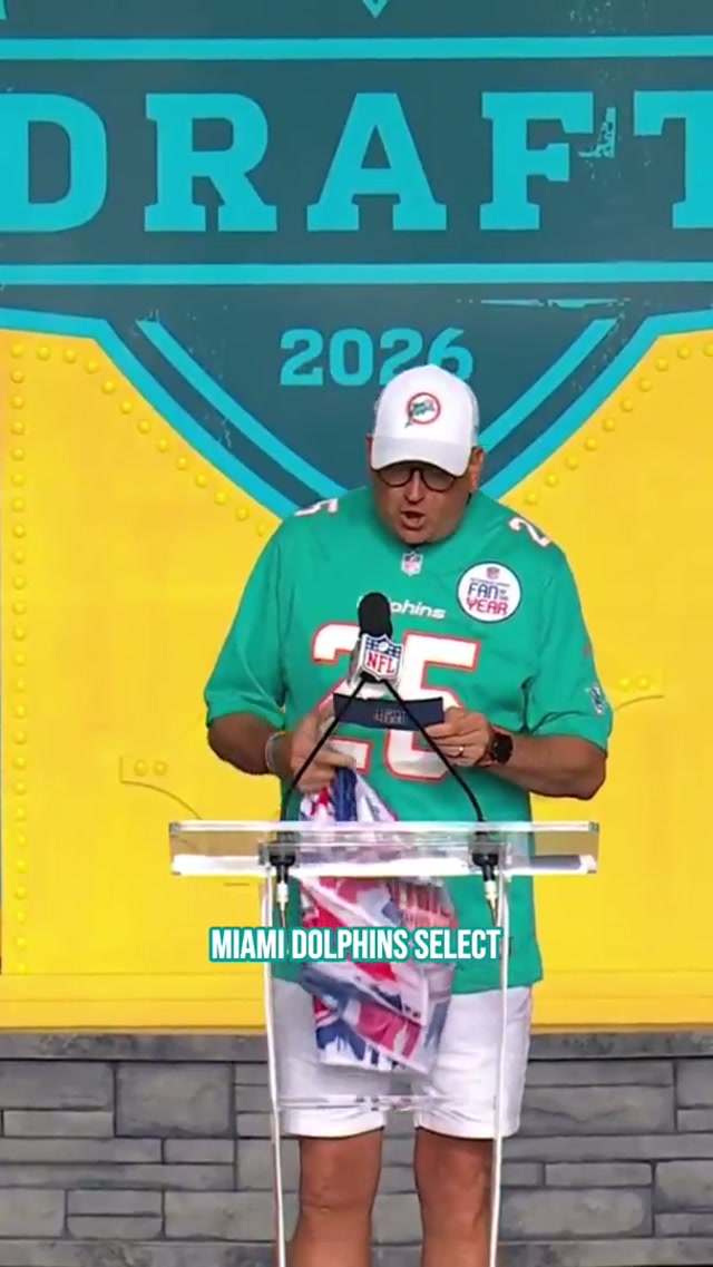 Our International Fan of the Year, Wayne Collard, holding it down in Pittsburgh for the 130th pick! 🇬🇧🐬

📺: #NFLDraft on NFLN, ABC & ESPN