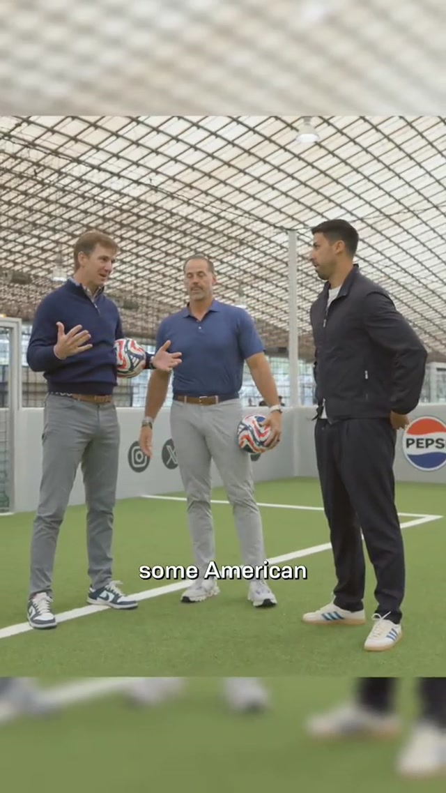 Sami Khedira plays some American football with Eli 👀 #giants #samikhedira #nfl #football #soccer 