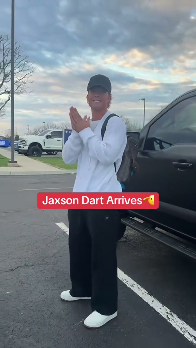 Players are back in the building🤩 #nyg #giants #nfl #jaxsondart 