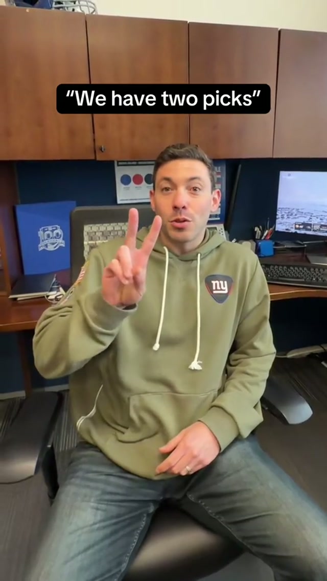 pov: working with gen z 😙✌️ #peacesign #nfldraft #firstround #newyorkgiants 