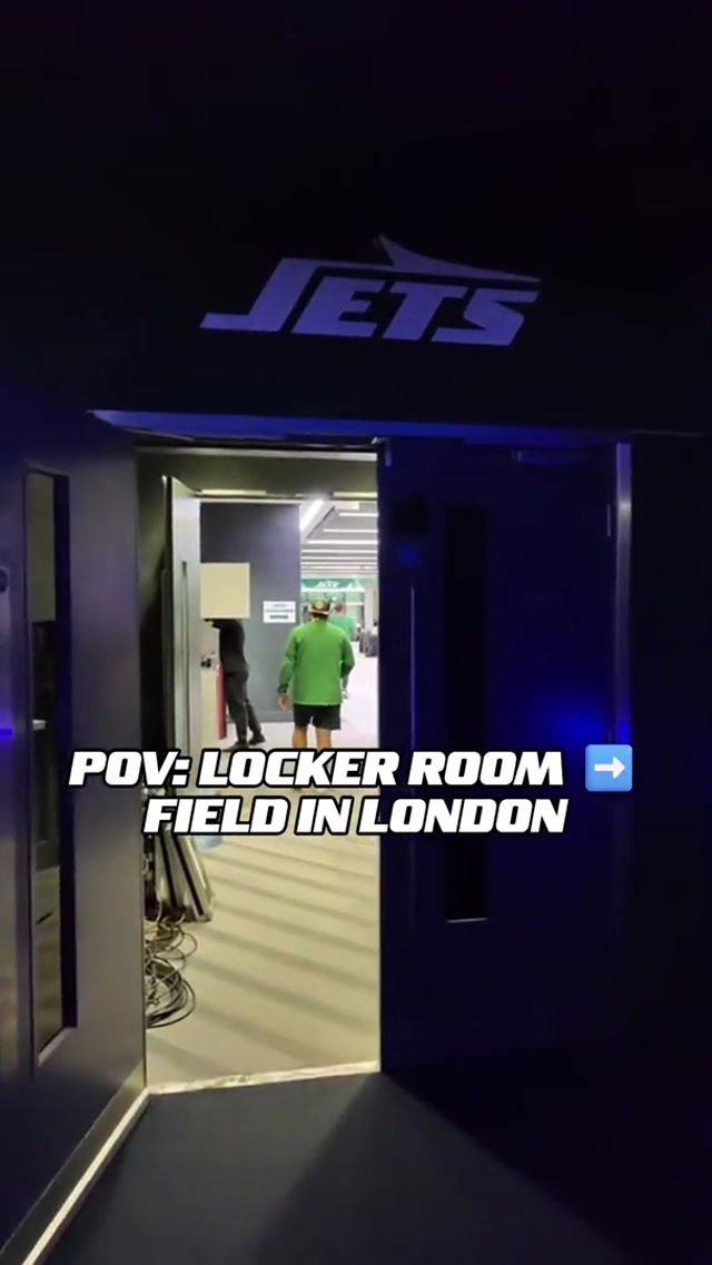 Gameday stroll looks a little different today 🇬🇧 #nyjets #london #tottenham #tottenhamhotspurstadium