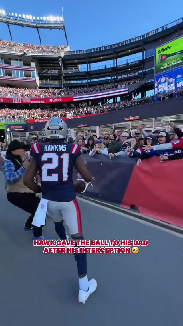jaylinn hawkins gave the ball to his dad after his interception 🥹 #nfl #patriots #jaylinnhawkins #interception 