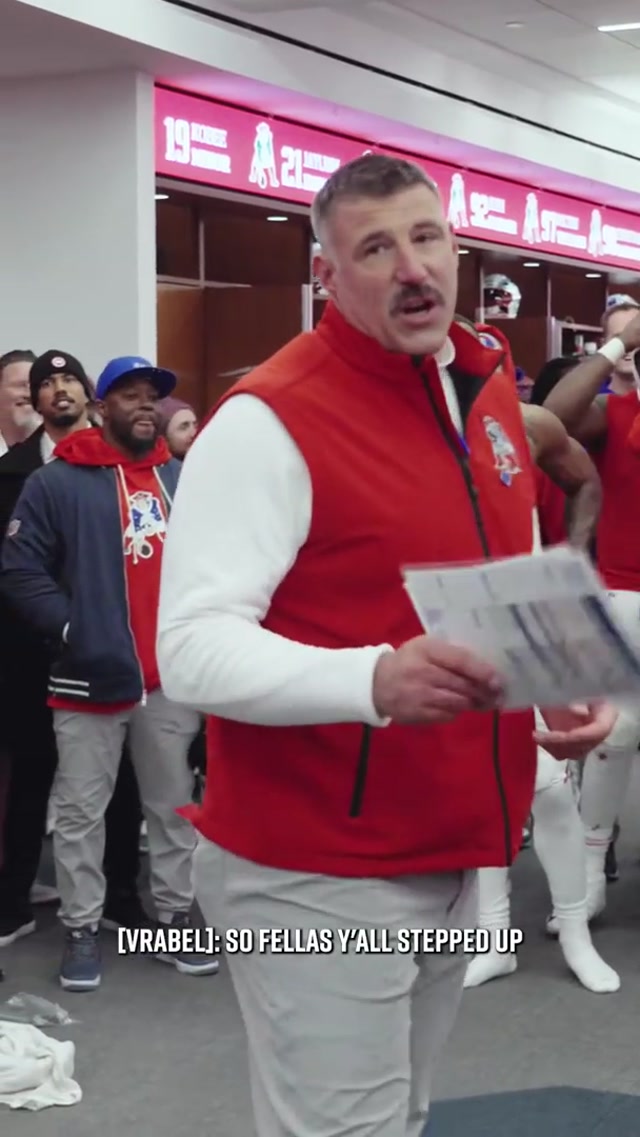 inside the locker room: 11 wins, 1 clap 👏 #nfl #patriots #win #lockerroom 